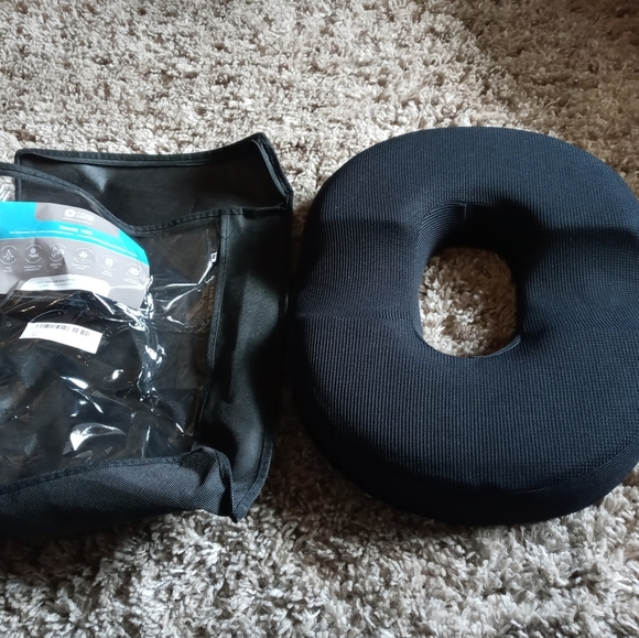 NWT‎ 5 stars United memory foam donut pillow - Picture 2 of 6